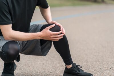 膝を押さえている男性