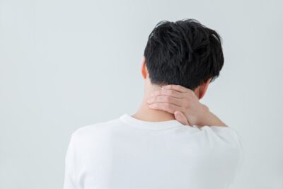 【寝違えでお困りの方へ】メカニズム・症状・セルフケアと丸山接骨院のサポート