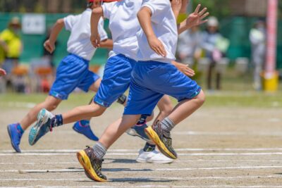 運動場を走る小学生