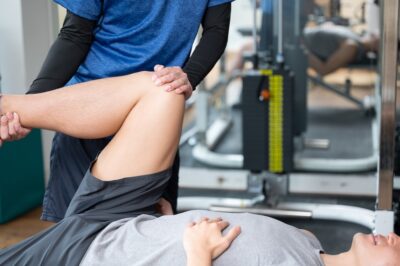 アスリートをジムやリハビリで調整するトレーナー