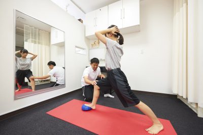 バランストレーニングをする女性