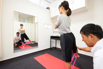 バランストレーニング中の女性